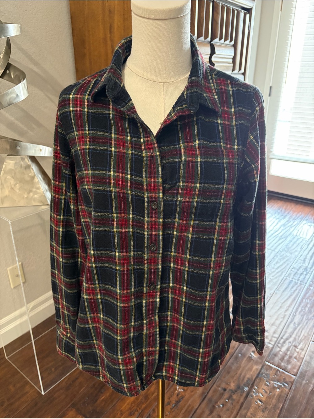 LL BEAN, Slightly Fitted Plaid Button-Up Shirt in Black, Red & Green, GUC, S